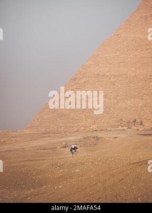 Deux officiers assis sur leurs chameaux devant une pyramide à Gizeh, le Caire, en Égypte. Banque D'Images