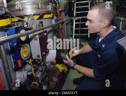 060501-N-2258R-012. Base : USS Anzio (CG 68) Banque D'Images