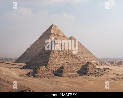 Vue sur les pyramides de Gizeh, le Caire, l'Égypte depuis le désert. Banque D'Images
