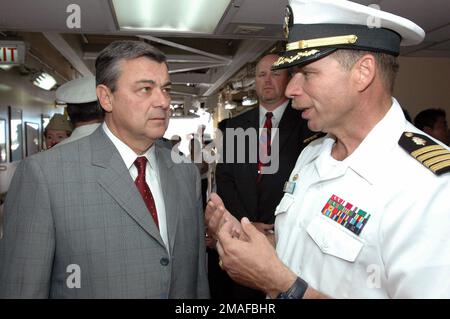 060502-N-2832L-146. [Complete] Scene Caption: L'honorable Dr David Tornberg (à gauche), sous-secrétaire américain à la Défense pour les politiques cliniques et de programme, écoute comme capitaine (CAPT) Joseph L. Moore commandant de l'installation d'entraînement médical, à bord du Commandement militaire de Sealift (SMC) de l'USN, Hospital Ship, USNS MERCY (T-AH 19), Explique les capacités du navire, lors d'une visite à la base navale de Pearl Harbor, Hawaï (HI). La MISÉRICORDE de l'USNS commence un déploiement prévu de cinq mois pour fournir de l'aide et de l'aide humanitaire aux îles du Pacifique et à l'Asie du Sud-est.2006) Captai Banque D'Images