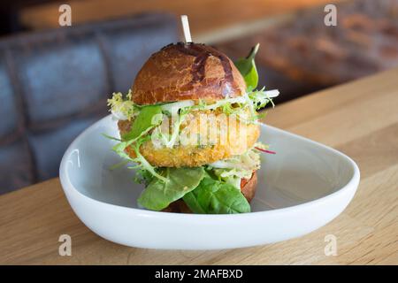 Hamburger végétarien préparé avec un mélange de légumes et de produits tels que le tofu ou le seitan. Banque D'Images