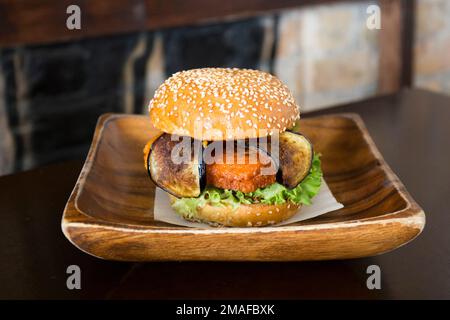 Hamburger végétarien préparé avec un mélange de légumes et de produits tels que le tofu ou le seitan. Banque D'Images