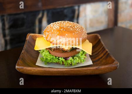 Hamburger végétarien préparé avec un mélange de légumes et de produits tels que le tofu ou le seitan. Banque D'Images