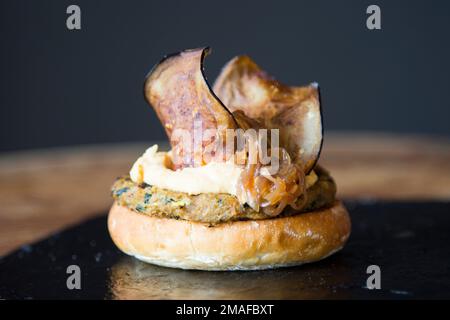 Hamburger végétarien préparé avec un mélange de légumes et de produits tels que le tofu ou le seitan. Banque D'Images