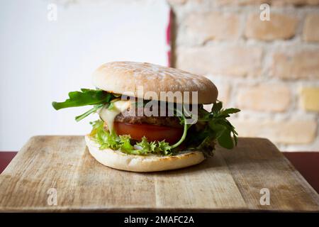 Hamburger végétarien préparé avec un mélange de légumes et de produits tels que le tofu ou le seitan. Banque D'Images