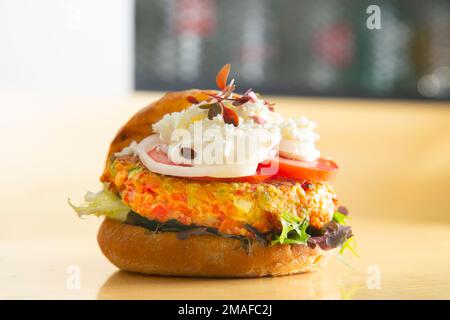 Hamburger végétarien préparé avec un mélange de légumes et de produits tels que le tofu ou le seitan. Banque D'Images