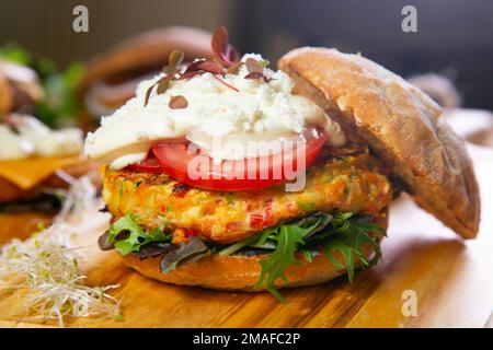 Hamburger végétarien préparé avec un mélange de légumes et de produits tels que le tofu ou le seitan. Banque D'Images