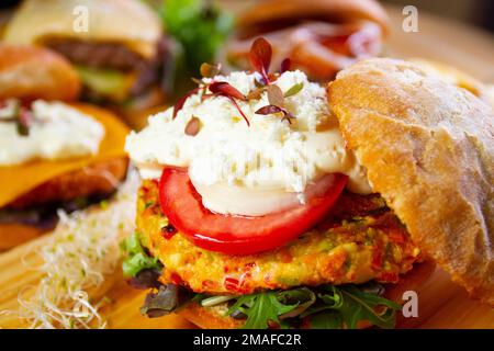 Hamburger végétarien préparé avec un mélange de légumes et de produits tels que le tofu ou le seitan. Banque D'Images