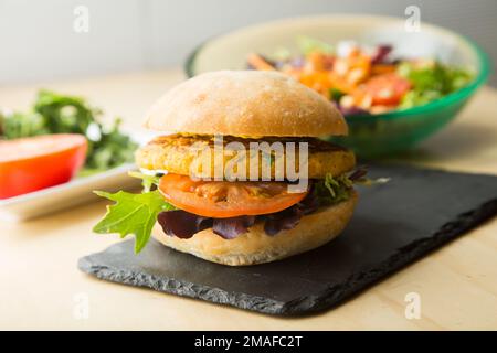 Hamburger végétarien préparé avec un mélange de légumes et de produits tels que le tofu ou le seitan. Banque D'Images