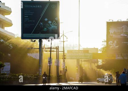 1 janvier 2023, raïpur, chhattisgarh, rayons du soleil du matin ou des lumières passant à travers des bâtiments et des exploitations et des rayons tombant sur la route vide de raïpur, chha Banque D'Images
