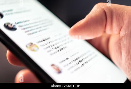 Fil d'actualité sur les réseaux sociaux, message postal, commentaire et page de profil sur le téléphone mobile. Conversation en ligne dans le blog du réseau de communauté numérique. Banque D'Images