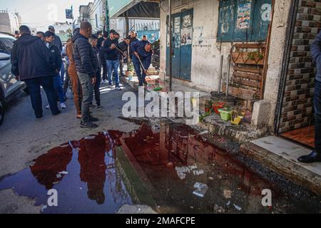 Jenin, Moyen-Orient. 19th janvier 2023. (NOTE AUX ÉDITEURS : l'image contient du contenu graphique)les Palestiniens inspectent l'endroit où les deux Palestiniens ont été tués, Adham Jabareen, 28 ans, et le professeur d'école Farid Bawaqna, 57 ans, qui ont été tués par balles de l'armée israélienne lors d'un raid sur le camp de réfugiés de Jénine en Cisjordanie occupée. Des témoins oculaires ont déclaré que Jabareen avait été tué par balle par l'armée israélienne lors d'affrontements avec des armes à feu, et l'enseignant de l'école Bawaqnah a essayé de lui fournir les premiers soins après qu'il soit tombé au sol. Au cours de sa tentative pour l'aider, un sniper israélien l'a tiré, et ensuite le Banque D'Images