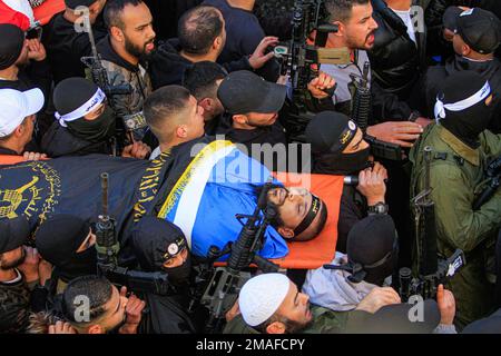 Jenin, Moyen-Orient. 19th janvier 2023. (NOTE DE LA RÉDACTION : l'image dépeint la mort) les hommes armés et les bourreurs palestiniens portent le corps d'un palestinien, un des deux Palestiniens, Adham Jabareen, 28 ans, et Jawad Bawaqneh, 57 ans, Qui ont été tués par des balles de l'armée israélienne lors d'un raid dans le camp de réfugiés de Jénine, lors de leurs funérailles dans la ville de Jénine, en Cisjordanie occupée. Des témoins oculaires ont déclaré que Jabareen avait été tué par balle par l'armée israélienne lors d'affrontements avec des armes à feu, et l'enseignant de l'école Bawaqnah a essayé de lui fournir les premiers soins après qu'il soit tombé au sol. Pendant sa tentative pour l'aider, un est Banque D'Images