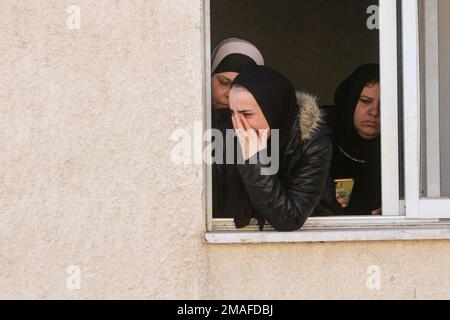 Jenin, Moyen-Orient. 19th janvier 2023. Les parents pleurent lors de la cérémonie funéraire des deux Palestiniens, Adham Jabareen, 28 ans, et Jawad Bawaqneh, 57 ans, Qui ont été tués par des balles de l'armée israélienne lors d'un raid dans le camp de réfugiés de Jénine, en Cisjordanie occupée. Des témoins oculaires ont déclaré que Jabareen avait été tué par balle par l'armée israélienne lors d'affrontements avec des armes à feu, et l'enseignant de l'école Bawaqnah a essayé de lui fournir les premiers soins après qu'il soit tombé au sol. Au cours de sa tentative de l'aider, un sniper israélien l'a abattu, puis les forces israéliennes ont empêché les ambulances et le personnel médical d'en venir à bout Banque D'Images