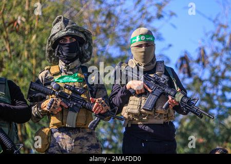 Jenin, Moyen-Orient. 19th janvier 2023. Des hommes armés palestiniens participent à la cérémonie funéraire des deux Palestiniens, Adham Jabareen, 28 ans, et Jawad Bawaqneh, 57 ans, Qui ont été tués par des balles de l'armée israélienne lors d'un raid dans le camp de réfugiés de Jénine, en Cisjordanie occupée. Des témoins oculaires ont déclaré que Jabareen avait été tué par balle par l'armée israélienne lors d'affrontements avec des armes à feu, et l'enseignant de l'école Bawaqnah a essayé de lui fournir les premiers soins après qu'il soit tombé au sol. Au cours de sa tentative de l'aider, un sniper israélien l'a tiré et, après cela, les forces israéliennes ont empêché les ambulances et les médecins Banque D'Images