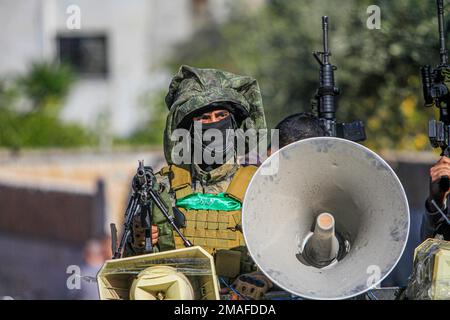 Jenin, Moyen-Orient. 19th janvier 2023. Des hommes armés palestiniens participent à la cérémonie funéraire des deux Palestiniens, Adham Jabareen, 28 ans, et Jawad Bawaqneh, 57 ans, Qui ont été tués par des balles de l'armée israélienne lors d'un raid dans le camp de réfugiés de Jénine, en Cisjordanie occupée. Des témoins oculaires ont déclaré que Jabareen avait été tué par balle par l'armée israélienne lors d'affrontements avec des armes à feu, et l'enseignant de l'école Bawaqnah a essayé de lui fournir les premiers soins après qu'il soit tombé au sol. Au cours de sa tentative de l'aider, un sniper israélien l'a tiré et, après cela, les forces israéliennes ont empêché les ambulances et les médecins Banque D'Images