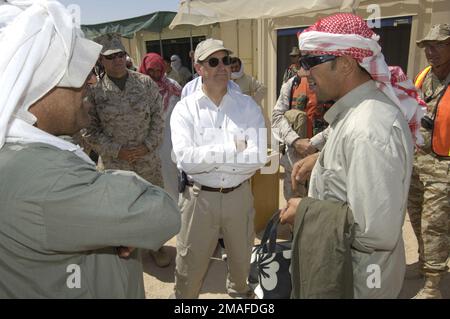 060509-N-2568S-139. [Complete] Scene Caption: L'honorable Donald C. Winter (chemise blanche), secrétaire de la Marine (SECNAV), et le général de brigade (BGÉN) du corps des Marines (USMC), commandant de la Marine Air Ground Task Force (MAGTF) Training Command, s'entretient avec les Américains et les Irakiens au cours de l'exercice MOJAVE VIPER. Ils veulent faire leur part dans la préparation des Marines de l'USMC pour les différentes situations qu'ils peuvent rencontrer en Irak. MOJAVE VIPER simule un village irakien, donnant ainsi à USMC Marines l'occasion de jeter un coup d'œil sur certains des potentiels Banque D'Images