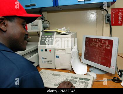 060512-N-3714J-021. [Complete] Scene Caption: Onboard the US Navy (USN) Military Seallift Command (MSC), Hospital Ship, USNS MERCY (T-AH 19), USN Machinist's Mate second Class (mm2) Garcia Johnson, se prépare à graver un panneau. Le personnel de l'USN MERCY estime qu'il distribuera plus de 25 000 000 vitamines aux adultes et aux enfants d'Asie du Sud, d'Asie du Sud-est et des îles du Pacifique pendant leur déploiement de cinq mois pour aider aux efforts humanitaires.2006) Classe Garcia 2nd Johnson de WessonMiss.se prépare à graver un panneau à bord du navire-hôpital USNS Mer du Commandement militaire de Seallift (MSC) Banque D'Images