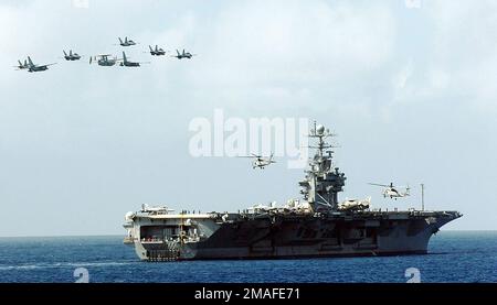 060512-N-2736O-001. [Complete] Scene Caption: US Navy (USN) Aircraft affecté à Carrier Air Wing un sept (CVW-17) survole en formation le porte-avions de la classe Nimitz USN USS GEORGE WASHINGTON (CVN 73) dans les Caraïbes. Le GEORGE WASHINGTON Carrier Strike Group (CSG) participe au Partenariat des Amériques, une formation maritime et un déploiement de préparation des forces navales américaines avec les pays des Caraïbes et de l'Amérique latine à l'appui du Commandement Sud (SOUTHCOM).(mai 112006) - avion affecté à Carrier Airwing dix-sept (CVW 17) Envolez-vous en formation au-dessus d'un avion de la classe Nimitz Banque D'Images