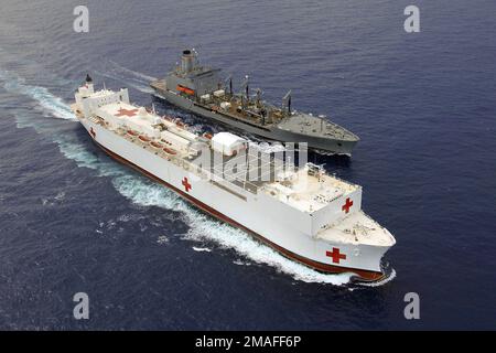 060516-N-6501M-008. [Complete] Scene Caption: Vue aérienne à tribord de la Marine américaine (USN) Military Seallift Command (MSC), Hospital Ship, USNS MERCY (T-AH 19), et du USN Military Seallift Command (MSC), Henry J. Kaiser Class: Oiler, USNS PECOS (T-AO197), Replining at Sea (RAS) opérations, en cours dans l'océan Pacifique, Au cours d'un déploiement prévu de cinq mois pour fournir de l'aide et de l'aide humanitaire aux îles du Pacifique et à l'Asie du Sud-est.2006 le navire-hôpital du Commandement militaire de Seallift (SMC) USNS Mercy (T-AH 19) effectue une opération de réapprovisionnement en cours avec le SMC Banque D'Images