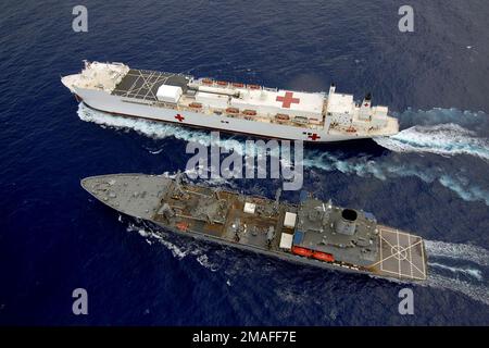 060516-N-6501M-031. [Complete] Scene Caption: Vue oblique aérienne montrant les opérations de reconstitution en mer (RAS) menées entre le Commandement militaire de la marine américaine (USN), Henry J. Kaiser Class: Oiler, USNS PECOS (T-AO197) (premier plan) et le navire de l'hôpital USN MSC, USNS MERCY (T-AH 19), Pendant que les navires sont en cours dans l'océan Pacifique, au cours d'un déploiement prévu de cinq mois pour fournir de l'aide et de l'aide humanitaire aux îles du Pacifique et en Asie du Sud-est.2006) - le navire-hôpital USNS Mercy (T-AH 19) du Commandement militaire de Sealift effectue un opération de réapprovisionnement en cours Banque D'Images