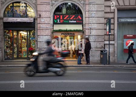 Les gens devant un célèbre magasin de pizza à Rome. Banque D'Images