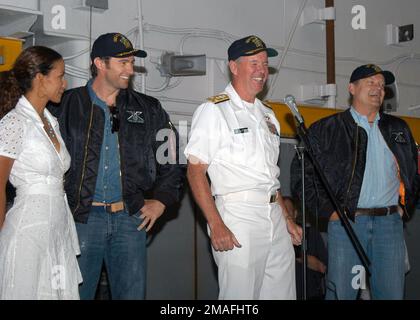 060524-N-7365V-068. [Complete] Scene Caption: Onboard the US Navy (USN), Wasp Class: Amphibie Assault Ship, USS KEARSARGE (LHD 3), USN Vice Admiral (VADM) Mark Fitzgerald (au centre), commandant, second Fleet, présente les étoiles à l'action Fox du 20th siècle, film de science-fiction 'X-Men: The Last Stand'to crewmembers. De gauche à droite : l'actrice Halle Berry, qui joue le film 'Stormm', l'acteur Hugh Jackman (à gauche), qui joue Logan, le film aka'Wolverine'in, et l'acteur Kelcey Grammer, qui joue le Dr. Hank McCoy, aka'Beast, dans le film.'USN marins et US Marine corps (USMC) Marines ont embarqué à bord des États-Unis Banque D'Images