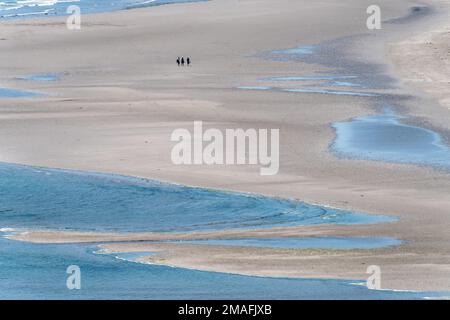 Plage pittoresque, mer. Un peuple sur une belle plage. La célèbre plage irlandaise d'Inchydoney, un paysage minimaliste. Les gens sur la plage Banque D'Images