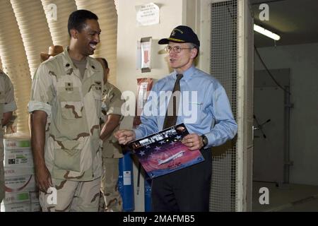 060618-N-3003C-019. Objet opération/série: LIBERTÉ DURABLE/LIBERTÉ IRAQUIENNE base: Base aérienne Al Udeid, Doha pays: Qatar (QAT) scène Major Commandement montré: COMMANDEMENT CENTRAL DES FORCES NAVALES AMÉRICAINES Banque D'Images