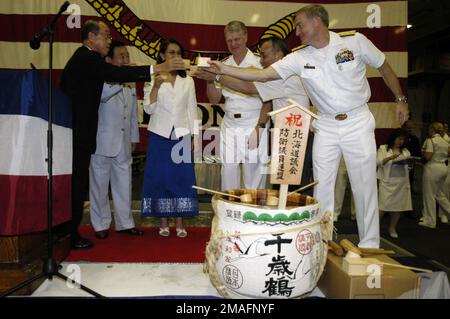 060704-N-3136P-127. [Complet] Légende de scène: US Navy (USN) Admiral (ADM) Gary Roughead (troisième à partir de la gauche), commandant, US Pacific Fleet (USPACFLT), Et le contre-amiral de l'USN (RADM) James D. Kelly (à droite), commandant des forces navales américaines du Japon, accompagnent les responsables du gouvernement japonais local, en partageant un toast d'amitié, lors d'une cérémonie de réception du jour de l'indépendance tenue à bord de l'avion USS Carrier KITTY HAWK de la marine américaine (USN), (CV 63) à Otaru, Japon (JPN). Pendant votre séjour au port, LES marins DE KITTY HAWK auront la chance de découvrir, de faire des achats, de profiter d'activités récréatives et de participer à des relations communautaires pro Banque D'Images