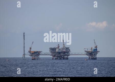 Plate-forme de raffinerie de pétrole en mer ouverte, produisant de l'or noir, mer Egée, Grèce Banque D'Images