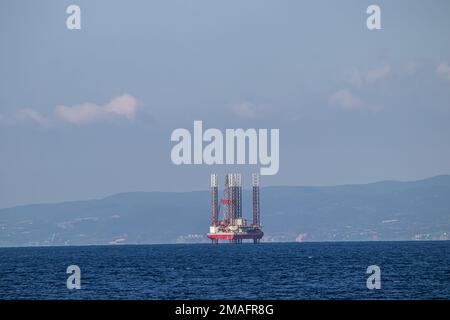 Plate-forme de raffinerie de pétrole en mer ouverte, produisant de l'or noir, mer Egée, Grèce Banque D'Images