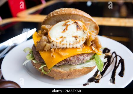 Authentique hamburger américain de qualité supérieure avec fromage de chèvre grillé. Banque D'Images