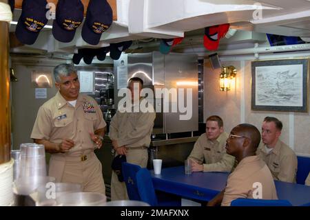 060802-N-6827R-056. [Complet] Légende de la scène: 060802-N-6827R-056 (2 août 2006)à bord de la Marine américaine (USN) Arleigh Burke Class (vol IIA) Guided missile Destroyer (Aegis) USS MASON (DDG 87), maître-CHEF DE LA MARINE (MCPON) Joe R. Campa Jr. Parle à un groupe de CHEFS-officiers du mess sur le pont du mess Lors de sa première visite à un navire comme le MCPON. Campa a passé sa première visite à la flotte en visitant et en écoutant une variété de préoccupations de Sailor sur de nombreux sujets différents concernant la Marine aujourd'hui. Le MCPON a également souligné l'importance d'un leadership fort et de juger les s. Banque D'Images