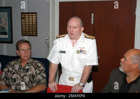 060803-N-1003P-003. [Complet] Légende de la scène: 060803-N-1003P-003 (le 3 août 2006)Commandant adjoint de la Marine (USN) Commandant adjoint du Commandement de la Réserve navale, région de la Marine contre-amiral du Nord-Ouest Robert O. Passmore présente des éducateurs locaux dans la salle du navire à bord du destroyer (Aegis) USS MILIUS (DDG 69) de la classe Arleigh Burke. Le contre-amiral Passmore a expliqué comment ils ont un rôle actif à jouer pour aider leurs étudiants à devenir des citoyens actifs de la démocratie américaine. Les éducateurs ont visité le navire dans le cadre de la semaine de la flotte de Seafair à Seattle, Washington (WA). Le Seafair honore le passé et le présent Banque D'Images