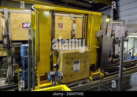 060809-N-7676W-100. [Complete] Scene Caption: 060809-N-7676W-100 (le 9 août 2006)PHOTO d'un système automatisé de stockage et de récupération (ASRS) financé par le Bureau de la recherche navale en action à Grand Rapids, Michigan (MI). L'ASRS est un système de stockage automatique à bord des navires qui peut être configuré pour stocker des palettes standard de la Marine, des conteneurs intermodaux modulaires joints ou tout autre conteneur d'emballage, en particulier à bord d'un navire de transport de marchandises de la classe T-AKE. L'ASRS offre un débit accru, un déchargement entièrement sélectif et une réduction de la charge de travail dans un système très fiable et à faible entretien en haute mer (SS) Banque D'Images