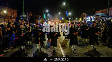 The Biggar Pipe Band jouant au feu de joie de Hogmanay (nouvel an) à Biggar, dans le Lanarkshire du Sud, en Écosse Banque D'Images