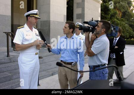060823-N-6843I-124. [Complete] Légende de la scène : U.S. Len R. Hering Sr., commandant de la Marine Region Southwest, sous-ministre adjoint de la Marine, parle aux journalistes lors d'une conférence de presse pour le projet de loi de l'Assemblée (AB) 1965 au California State Capitol Building, Sacramento, Californie, le 23 août 2006. L'AC-1965 est une proposition visant à aider à arrêter les pratiques de prêt prédatrices, comme l'imposition de taux d'intérêt élevés aux membres des services sur les prêts à court terme. Une enquête menée par le Centre de données sur la main-d'oeuvre de la Défense a montré que 13 pour cent des marins ont utilisé des prêts prédateurs au cours des 12 derniers mois, où les taux d'intérêt peuvent dépasser 1 000 pour cent et coûtent militar Banque D'Images
