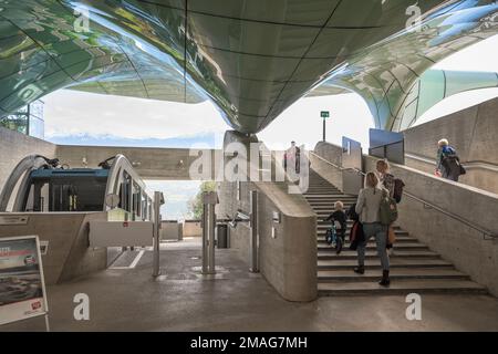 Hungerburg Innsbruck, vue à l'intérieur de la Hungerburgbahn montrant les voyageurs qui quittent la gare à son terminus de montagne à Hungerburg, Innsbruck Banque D'Images