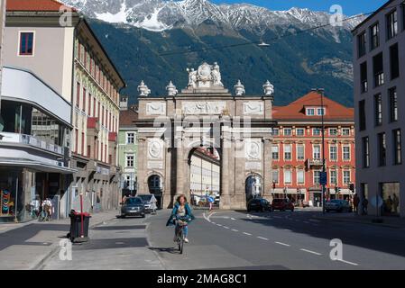 Arche triomphale d'Innsbruck, vue en été du Triumpforte, une arche triomphale historique située à l'entrée sud de la vieille ville d'Innsbruck, en Autriche Banque D'Images