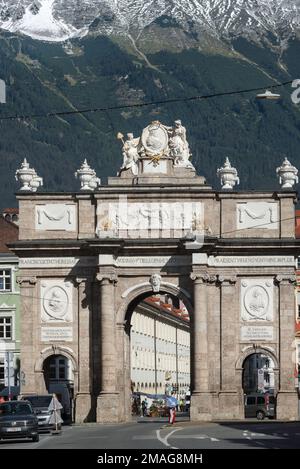 Arche triomphale d'Innsbruck, vue en été du Triumpforte, une arche triomphale historique située à l'entrée sud de la vieille ville d'Innsbruck, en Autriche Banque D'Images