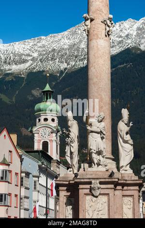 Centre-ville d'Innsbruck, vue sur toute une gamme d'architecture baroque tyrolienne située dans Maria Theresien Strasse, dans le centre historique d'Innsbruck, Autriche Banque D'Images