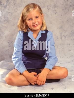 Jeune fille en studio, Grand Londres, Angleterre, Royaume-Uni Banque D'Images