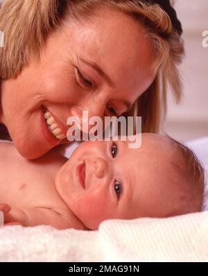 Mère et bébé dans un cadre studio, Winkfield, Berkshire, Angleterre, Royaume-Uni Banque D'Images