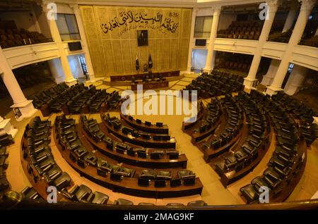 Peshawar, Khyber Pakhtunkhwa, Pakistan. 18th janvier 2023. Une vue de la salle provinciale vide de Khyber Pakhtunkhwa alors que l'assemblée est dissoute suite à l'avis du ministre en chef Mahmood Khan. Pakistan Tehrik-e-Insaf, un parti politique qui était au pouvoir dans les provinces du KPK et du Punjab a dissous les deux assemblées provinciales alors que le parti cherche à regagner le pouvoir avant les prochaines élections générales, qui se tiendront en août, Après en avril 2022, le chef du parti et ancien premier ministre, Imran Khan, a perdu une motion de censure lancée par une alliance de plusieurs partis, dirigée par le premier ministre Shehb Banque D'Images