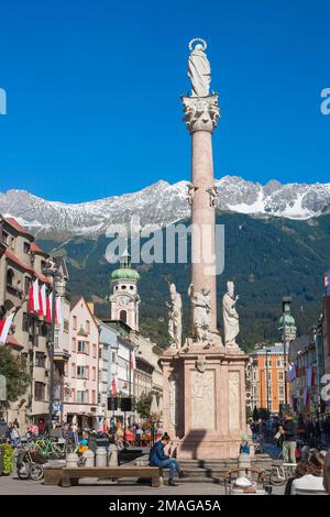 Innsbruck Maria Theresien Strasse, vue sur la colonne Sainte-Anne, pièce maîtresse de Maria Theresien Strasse, la principale rue commerçante de la ville historique d'Innsbruck Banque D'Images