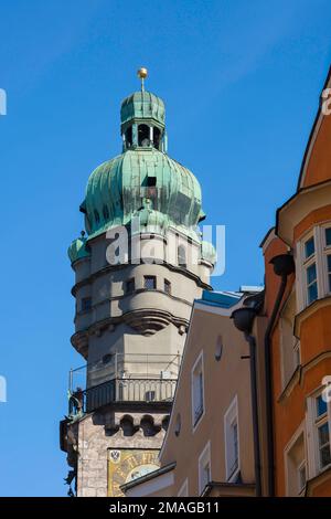 Innsbruck Autriche, vue en été de la tour de l'horloge Stadtturm au-dessus des bâtiments dans Herzog Friedrich Strasse dans la vieille ville d'Innsbruck, Autriche Banque D'Images