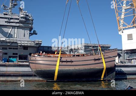 061002-N-9708H-017. [Complete] Scene Caption: La réplique DE la DÉCOUVERTE du navire se trouve à côté d'une grue à la station navale de Norfolk, en Virginie, tout en attendant d'être soulevée au navire auxiliaire de la flotte royale RFA FORT ROSALIE (A385) le 2 octobre 2006. LA DÉCOUVERTE est transportée au Royaume-Uni où elle sera la pièce maîtresse d'une importante tournée de promotion du 400th anniversaire de la colonie de Jamestown, en Virginie A'Fly-boat' de la British East India Company, DISCOVERY était le plus petit des trois navires qui ont participé au voyage de Londres à la nouvelle colonie de Virginie, menant à la fondation de Jamestown en 1 Banque D'Images