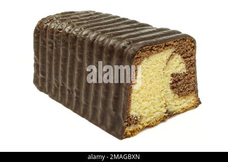 Gâteau spongieux de marbre recouvert de chocolat isolé sur fond blanc Banque D'Images