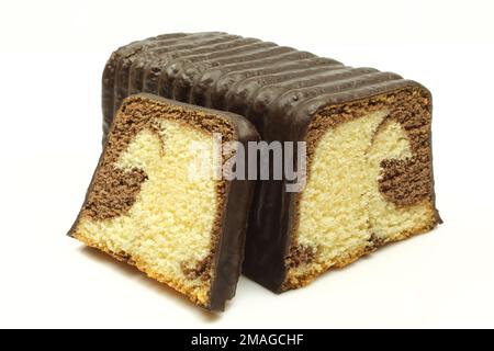 Gâteau spongieux de marbre recouvert de chocolat coupé en tranches et isolé sur fond blanc Banque D'Images